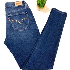 Comfy, stretchy, Levi skinny jeans 👖